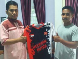 Karmadi Berikan Bantuan Seragam Tim Sepakbola untuk Pemuda di Selakau