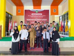 Bupati Satono Berikan Hadiah Umroh Gratis dan Beasiswa Kepada Tiga Mahasiswa IAIS Sambas 