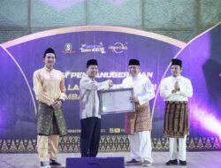 Bupati Satono Secara Simbolis Terima Lagu Sambas Mendunie dari Muda Mahendrawan 