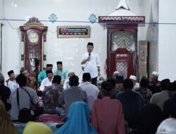 Safari Ramadan ke Desa Tanah Hitam, Bupati Satono Serahkan Bantuan untuk Masjid