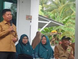 Satono dan Ketua PKK Tebar Bibit Lele di Kolam Terpal Desa Sari Laba A