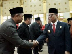 Lantik Pejabat di Lingkungan Pemerintah Kabupaten Sambas, Bupati Satono Ingatkan Agar Bekerja Profesional