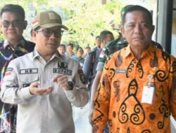 Peduli Masyarakat Perbatasan, Bupati Satono Bersama Deputi BNPP Tinjau Operasi Pasar Murah di Sajingan Besar