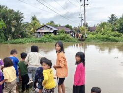 Arus Deras Pasca Hujan Akibatkan Jembatan Penghubung Dua Dusun di Kecamatan Tebas Putus