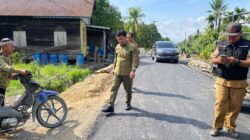 Pastikan Proses Pengaspalan Maksimal, Bupati Satono Tinjau Pembangunan Jalan Kuala Pangkalan Keramat