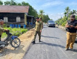 Pastikan Proses Pengaspalan Maksimal, Bupati Satono Tinjau Pembangunan Jalan Kuala Pangkalan Keramat