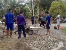 Rogoh Dana Pribadi, Warga Desa Dalam Kaum Bergotong-Royong Perbaiki Jalan Panglipur