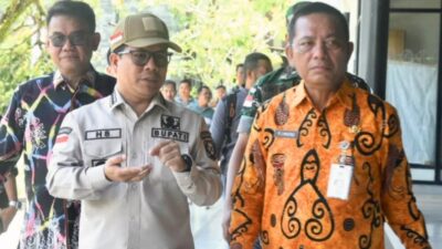 Peduli Masyarakat Perbatasan, Bupati Satono Bersama Deputi BNPP Tinjau Operasi Pasar Murah di Sajingan Besar