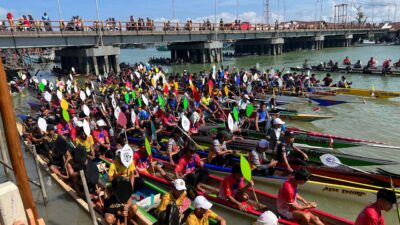 Nurmaya Dewi Secara Resmi Buka Lomba Dayung Sampan Bidar Se-Kabupaten Sambas di Selakau
