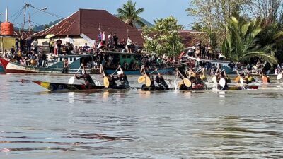 Ribuan Penonton Antusias Saksikan Lomba Sampan Bidar Se-Kabupaten Sambas di Sungai Selakau