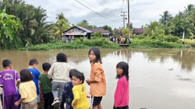 Arus Deras Pasca Hujan Akibatkan Jembatan Penghubung Dua Dusun di Kecamatan Tebas Putus